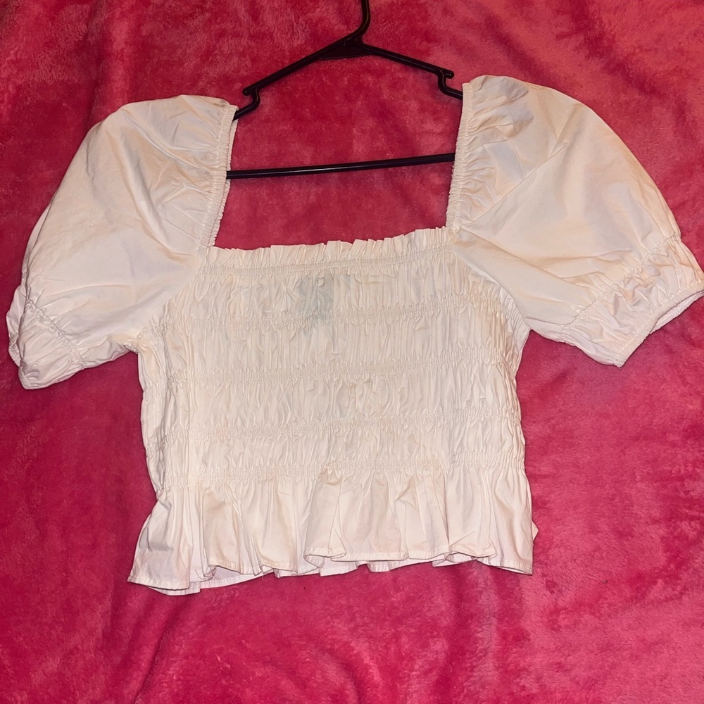 Size medium
Scrunchy top w/ bell sleeves